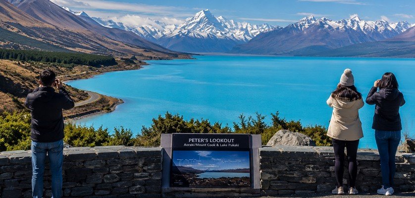 Peter's Lookout, a famous roadside viewpoint for photographers on the SH8 near Lake Pukaki
